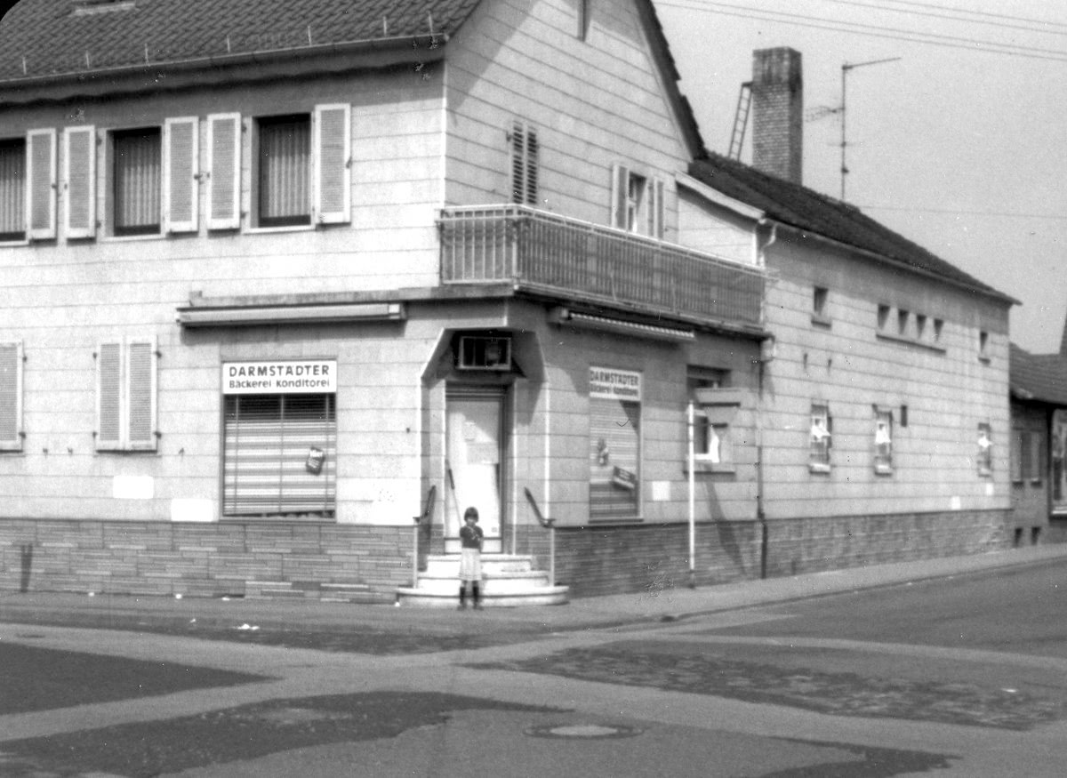 Das Gebäude der Bäckerei vor dem großen Umbau, im Vordergrund: Meike Darmstädter